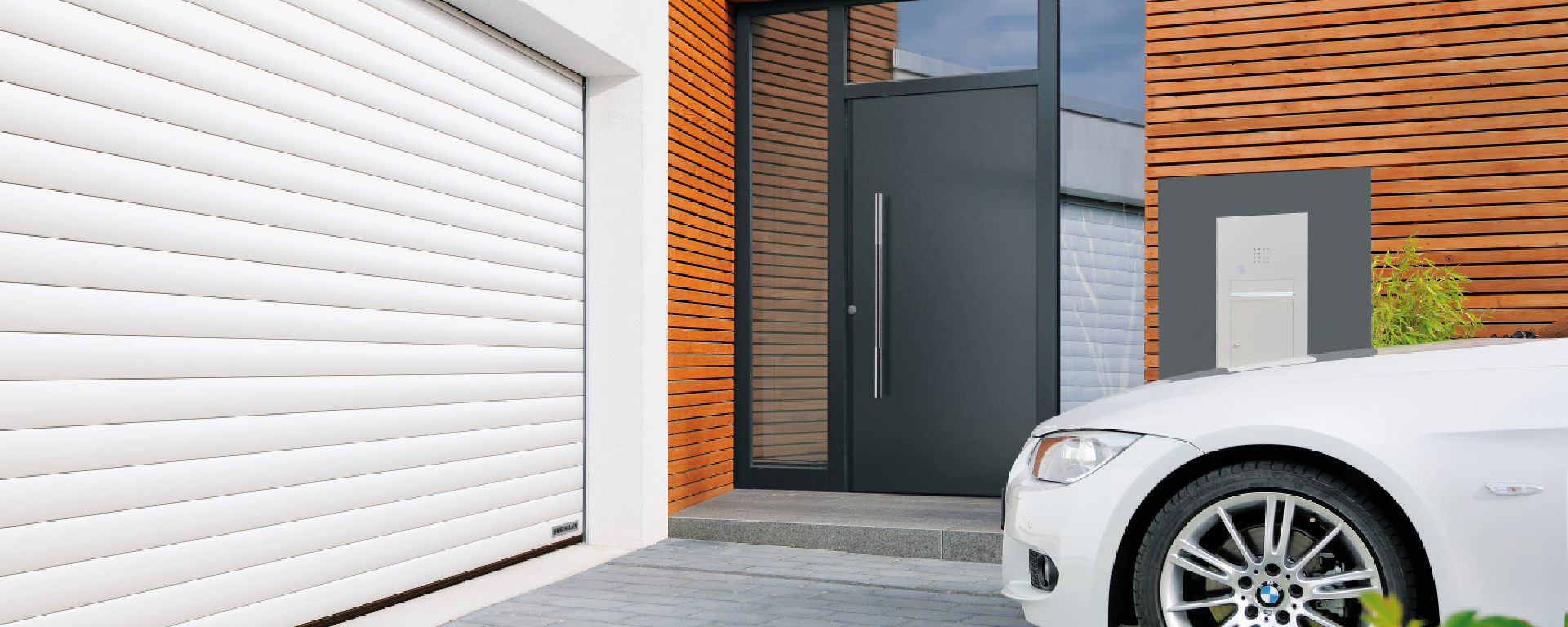 Garagen-Rolltor-Hoermann Rollmatic RAL 9016 mit weißem BMW