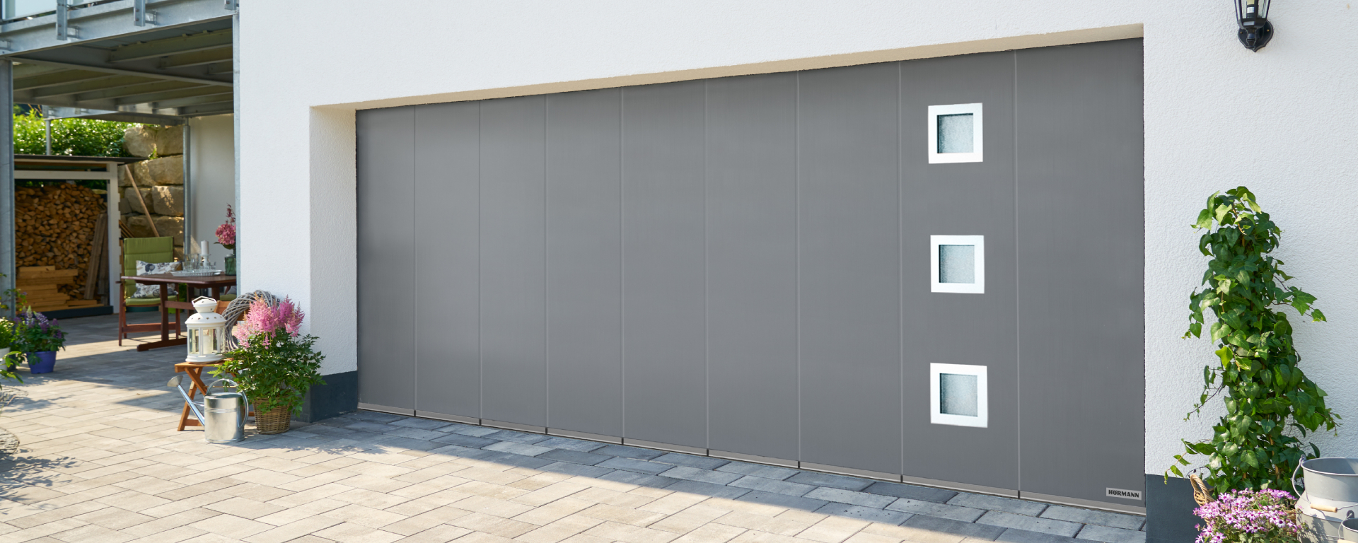 Hörmann Seitensektionaltor schiefergrau RAL 7015 mit Lichtausscchnitt